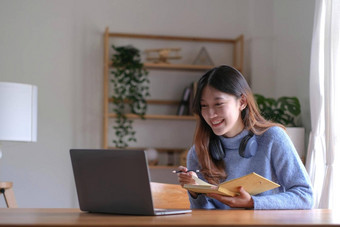 亚洲女孩学生在线学习类研究在线视频调用变焦老师快乐亚洲女孩学习英语语言在线电脑移动PC