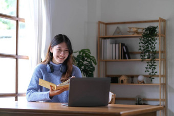 亚洲女孩学生<strong>在线</strong>学习类研究<strong>在线</strong>视频调用变焦老师快乐亚洲女孩学习英语语言<strong>在线</strong>电脑移动PC