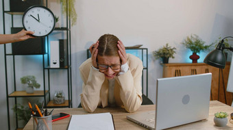 业务女人工作移动PC办公室焦虑检查时间时钟晚些时候的最后期限