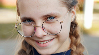 十几岁的女孩穿眼镜特写镜头脸