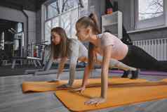 十几岁的女孩锻炼个人教练健身房
