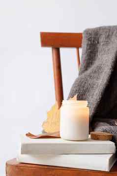 蜡烛模型设计舒适的室内古董椅子温暖的格子书秋天叶子