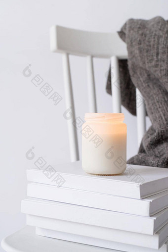 蜡烛模型设计舒适的室内白色椅子温暖的格子书<strong>秋天</strong>叶子
