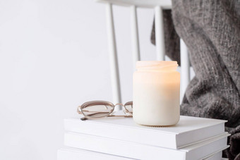 蜡烛模型设计舒适的室内白色椅子温暖的格子书秋天叶子
