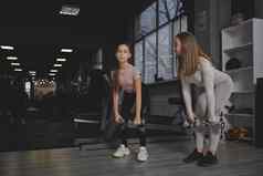 十几岁的女孩锻炼个人教练健身房