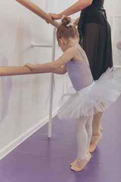 专业芭蕾舞女演员教学芭蕾舞年轻的学生