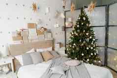 桩圣诞节礼物色彩斑斓的包装丝带白色墙银星星圣诞节树房间