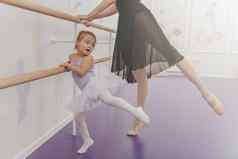 专业芭蕾舞女演员教学芭蕾舞年轻的学生