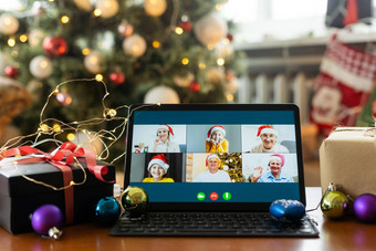 家庭视频调用孩子展示礼物远程闲谈，聊天数字平板电脑屏幕快乐圣诞节表格假期背景圣诞节在线虚拟家庭聚会，派对庆祝活动快乐一年videocall