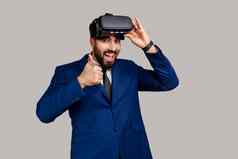 男人。虚拟现实眼镜玩游戏模拟器显示拇指
