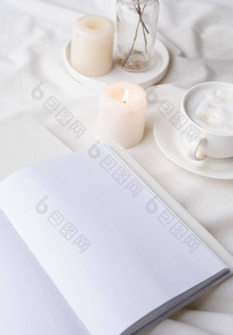 白色空白书杯咖啡燃烧蜡烛舒适的作文打开书模型