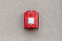 红色的火报警塞壬闪烁的光选通脉冲孤立的灰色的水泥墙户外火安全