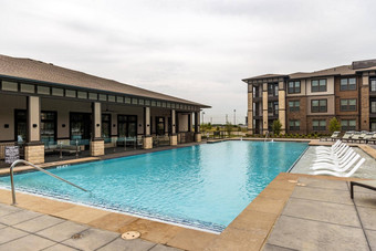 休息区域游泳池日光浴浴床酒店住宅复杂的视图休息区池甲板椅子建筑天空