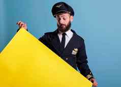 飞机飞行员持有黄色的空广告横幅