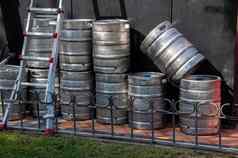 堆栈啤酒桶等待酒吧啤酒不锈钢钢桶存储回来酒吧