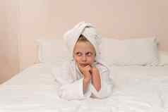 肘部Copyspace微笑溪浴袍咖啡床上女孩白色卫生女人酒店浴美丽的礼服海盗洗澡护理健康时尚
