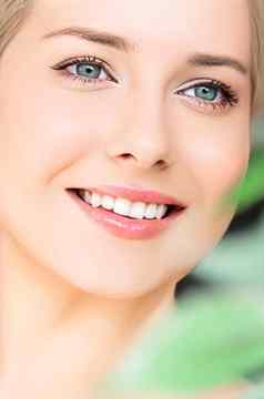 自然美完美的白色牙齿健康的微笑美丽的女人自然护肤品化妆品牙科护理