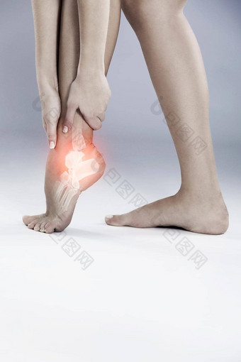 脚踝痛苦的受伤女人持有发炎脚