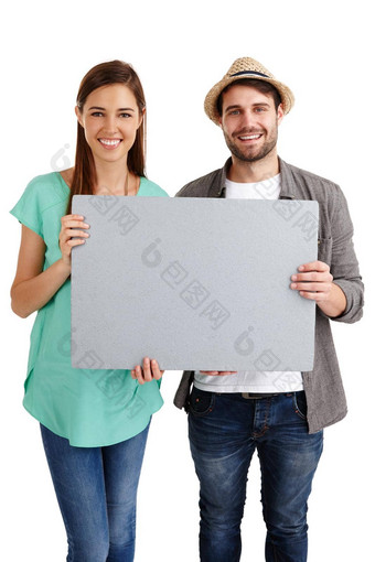 消息工作室肖像微笑年轻的夫妇持有空白海报