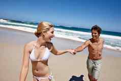 让使夏天记忆快乐年轻的夫妇享受好玩的时刻海滩