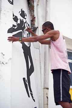 表达艺术年轻的涂鸦艺术家绘画设计墙