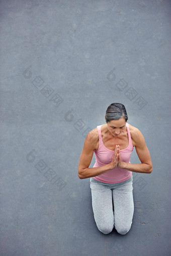 <strong>呼吸呼吸</strong>高角视图有吸引力的成熟的<strong>女人</strong>瑜伽在户外