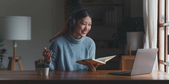 年轻的大学学生问题回答老师视频调用电子学习在线教育概念