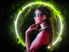 高加索人女人全景太阳镜背景环形霓虹灯灯植物
