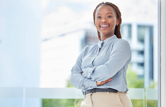黑色的女人业务肖像快乐企业家愿景动机承诺窗口现代办公室机构微笑年轻的非洲经理骄傲员工企业工人
