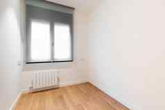 空房间明亮的窗口层压板地板新画白色墙翻新平