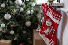 圣诞节作文礼物冷杉树分支机构红色的装饰白色背景圣诞节冬天一年概念平躺前视图复制空间