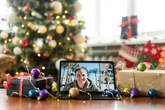 大家庭<strong>唱歌</strong>圣诞节首歌平板电脑相机在线视频调用微笑父母<strong>孩子</strong>们快乐的家庭祝贺亲戚快乐一年在线