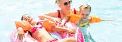 快乐家庭池有趣的水妈妈。孩子们享受阿卡公园海滩度假胜地夏天假期假期概念