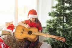 快乐女孩红色的他玩背景圣诞节树人才孩子有趣的冬天假期舒适的装饰首页