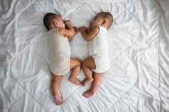 亚洲可爱的双胞胎婴儿男孩快乐童年