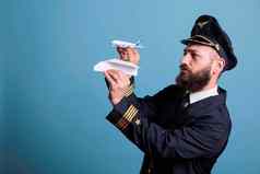 飞机飞行员持有飞机玩具纸飞机手