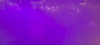 紫色的背景照明清晰的工作室光