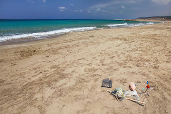 美丽的野生自然海滩人平静Azure海背景桩垃圾前景海洋污染概念
