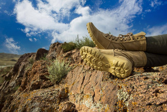 腿鞋子时尚细节时尚的女人卡其色衣服岩石沙漠旅行Safari复制空间