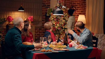 积极的女人站圣诞节树采取家庭集团自拍照片晚餐