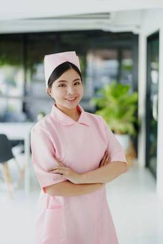 肖像年轻的护士粉红色的衣服微笑幸福的