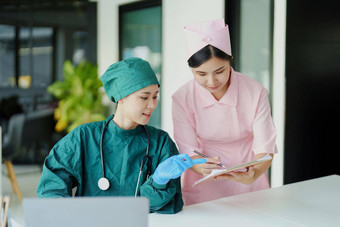 亚洲医生护士电脑文档视图病人信息