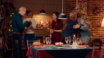 快乐的跨种族夫妇欢迎客人圣诞节晚餐首页
