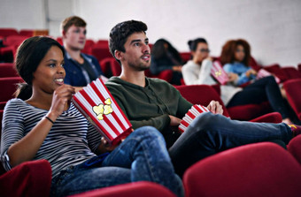 捕捉最新的大屏幕人享受看电影电影