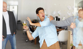 办公室聚会，派对错误的喝醉了男人。持有玻璃酒战斗办公室社会