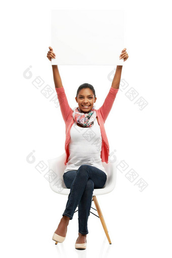 支持<strong>品牌</strong>微笑漂亮的年轻的女人坐着持有<strong>海报</strong>白色Copyspace