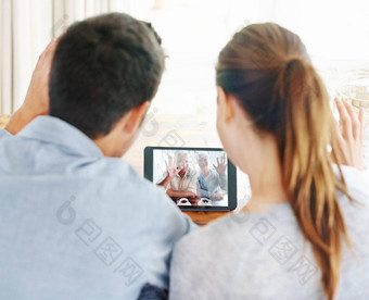 人<strong>长时间</strong>年轻的夫妇数字平板电脑视频调用家庭