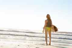 完美的一天好冲浪年轻的冲浪者女孩海滩夏天时间
