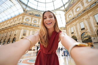 微笑时尚女孩需要肖像米兰购物画廊具有里程碑意义的米兰意大利