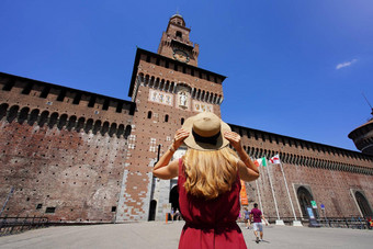 旅游米兰意大利年轻的旅游女人前面努力城堡主要入口米兰意大利